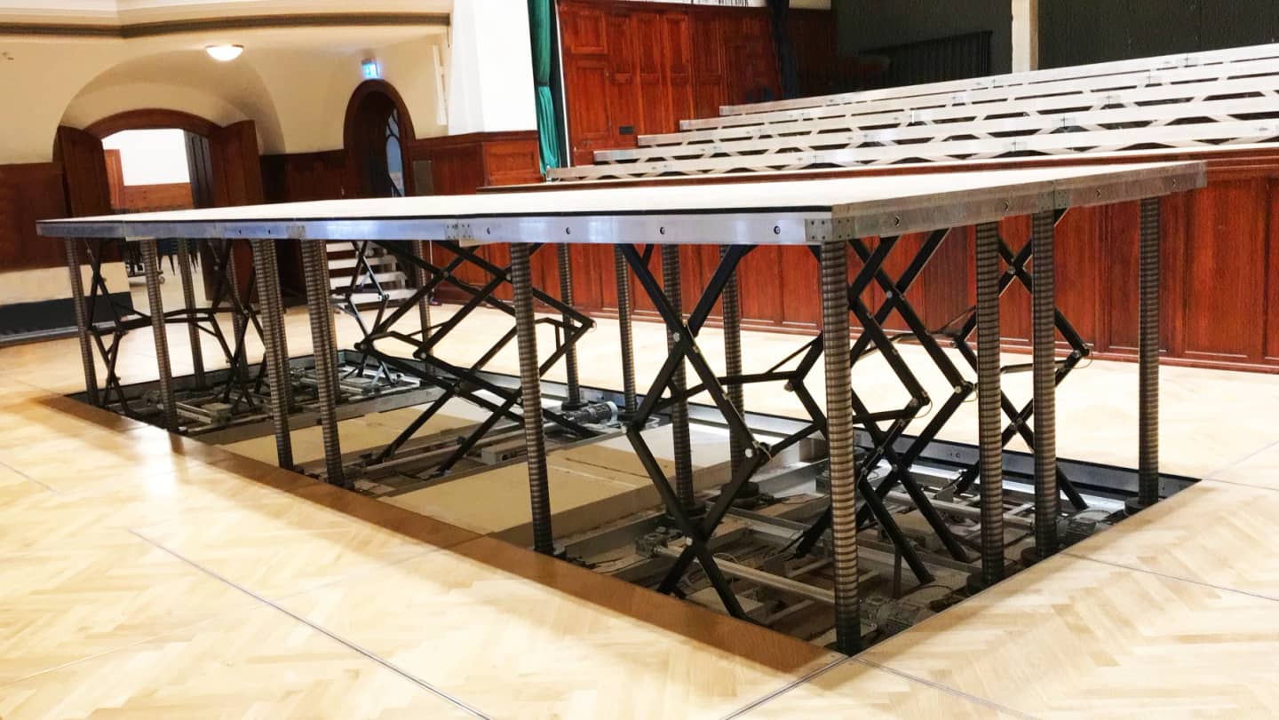 Raised platform with scissor mechanism above its floor pit at the Volkshaus Jena
