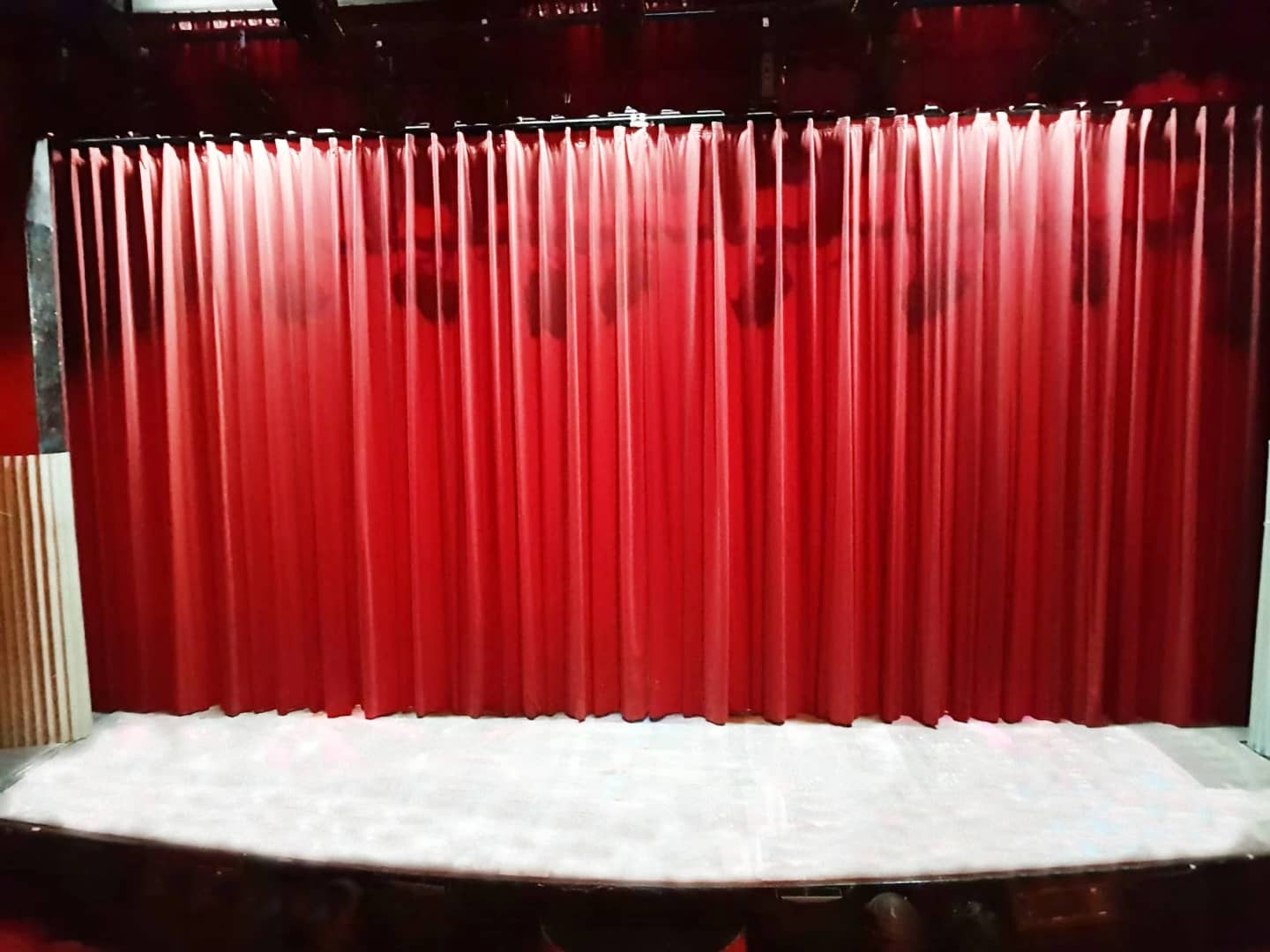 Roter Bühnenvorhang in dichten Falten