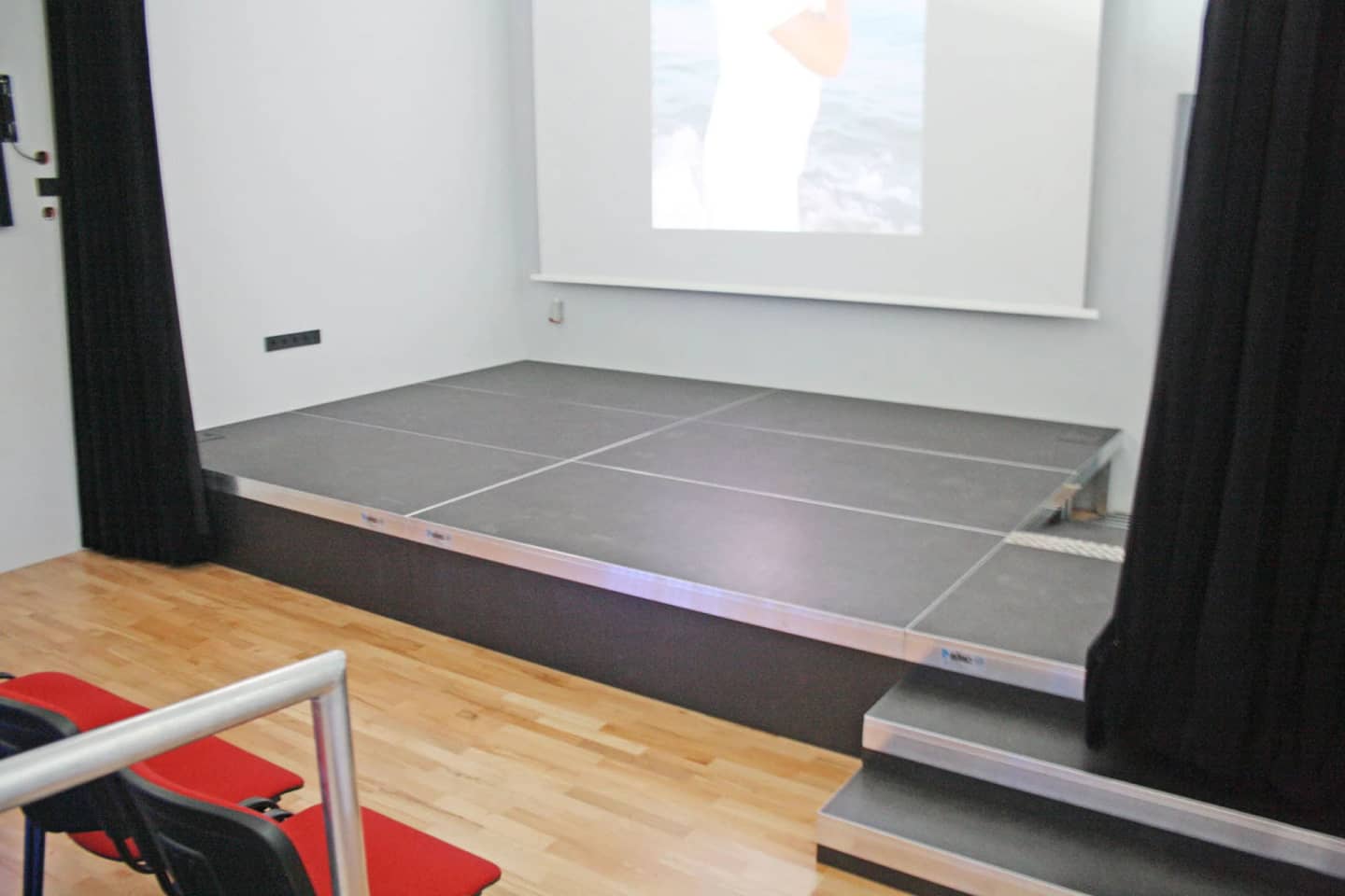 Bühne aus BÜTEC-Standardpodesten mit Aluminiumtreppe