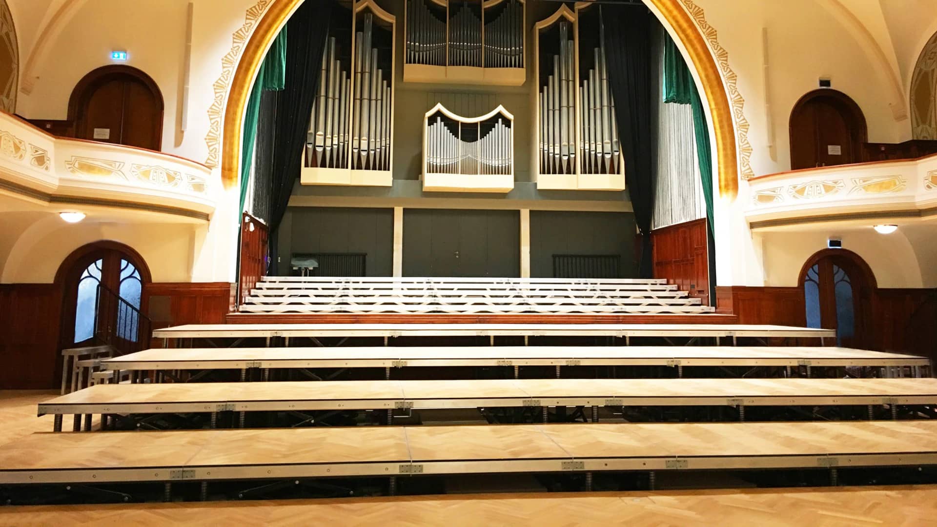 Platform area raised in steps out of the parquet floor in the hall of the Volkshaus Jena