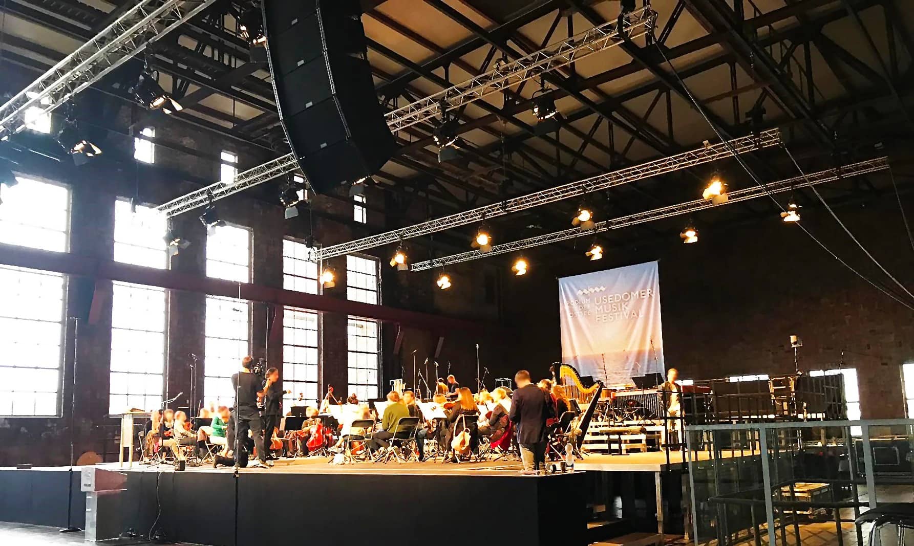 Orchester auf einer mobilen BÜTEC-Innenbühne in einer ehemaligen Industriehalle
