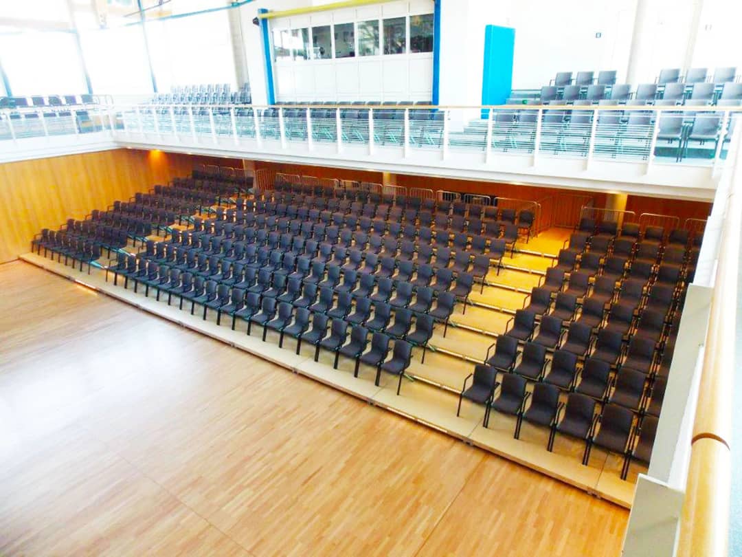 Push'n Pull Tribüne mit Stühlen in einer Sporthalle
