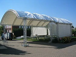Rundbogendach mit abgedecktem Vorbühnenbereich
