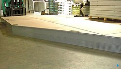 Bühne mit Lochblechverkleidung