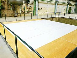 Innenbühne mit Plexiglas