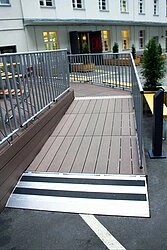 Mobile terrace with ramp