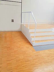 Alutreppe mit Parkett, weißer Verkleidung & Kompaktecken