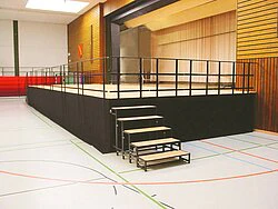 Innenbühne mit Treppe und Verkleidung