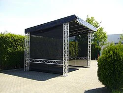 Pultdach mit 3-seitiger Netzbespannung