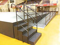 Anstelltreppe aus Stahl mit Vollverkleidung