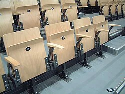 Klappbare Theaterstühle aus Holz