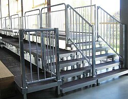 Alutreppe an Tribüne