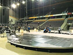 Rolling stage with radius