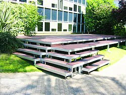 Außenbühne mit Treppenaufgang
