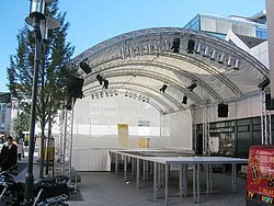 Außenbühne mit Lichttechnik