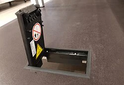 Geräteeinsatz mit offener Klappe