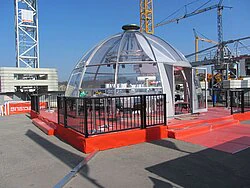 Außenbühne mit Kuppelaufbau