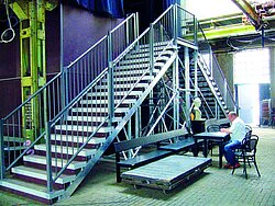 Zweiseitige Alutreppe mit Kompakt-Handlauf