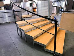 Alutreppe in Rundform mit gebogenem Handlauf