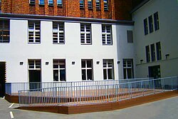 Mobile terrace with ramp
