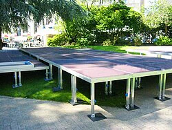 Außenbühne mit Bodenanpassung
