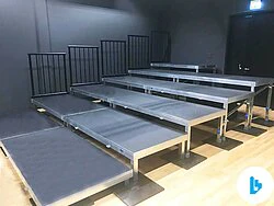 Mobile grandstand with load distribution plates