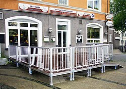 Mobile terrace in front of the restaurant