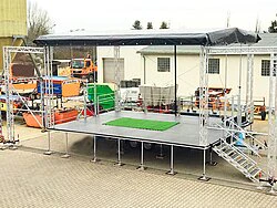 Bühnenanhänger mit Alutreppe