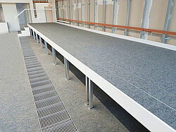 Bühnenfläche aus Standard Plus Podesten mit Nadelfilz