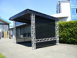 Pultdach mit 3-seitiger Netzbespannung