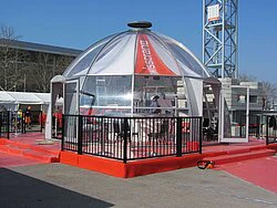 Außenbühne mit Kuppelaufbau