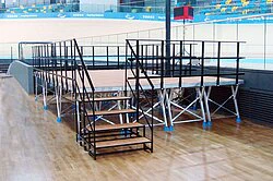 Scherenpodeste Schere 100 als Bühne mit Treppe