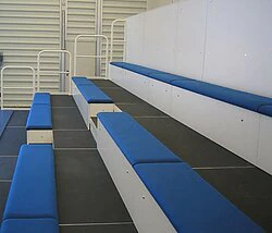 Sitzbänke in Tribüne integriert