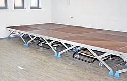 Scherenpodeste Schere 100 als Bühne mit Unterbühnenwagen