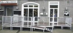 Mobile terrace in front of the restaurant