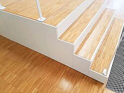 Stabparkett auf Treppe und Bühnenfläche