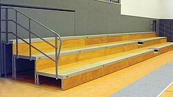 Sitzbänke in Tribüne integriert
