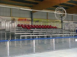 Ballfangnetz vor Zuschauertribüne