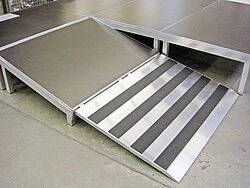 Kurze Rampe mit Auffahrkeil
