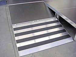 Kurze Rampe mit Auffahrkeil