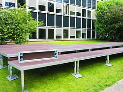 Außenbühne mit Bodenanpassung