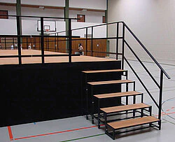 Treppe an Bühnenfläche