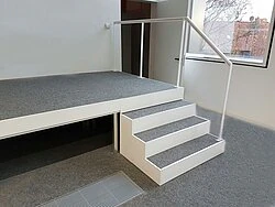 Alutreppe mit Kompaktecken, weißer Verkleidung und Nadelfilzbelag