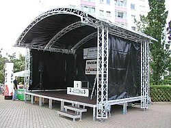 Rundbogendach mit 3-seitiger Netzbespannung