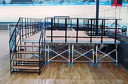 Scherenpodeste Schere 100 als Bühne mit Treppe