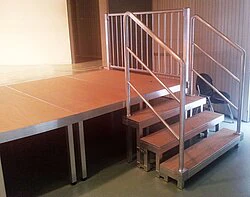 Bühnenpodeste Standard mit Alutreppe
