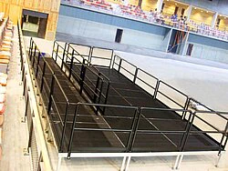 Bühnenfläche mit behindertengerechter Rampe