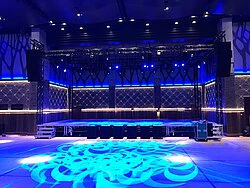 Rollable show stage