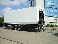 Bühnenanhänger bereit zum Transport