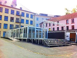 Mobile terrace in front of building extension